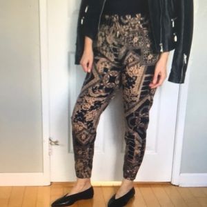 High waisted tapered ankle pants W Versace like print